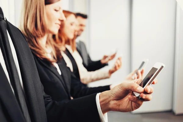 Geschäftsleute nutzen Smartphones — Stockfoto