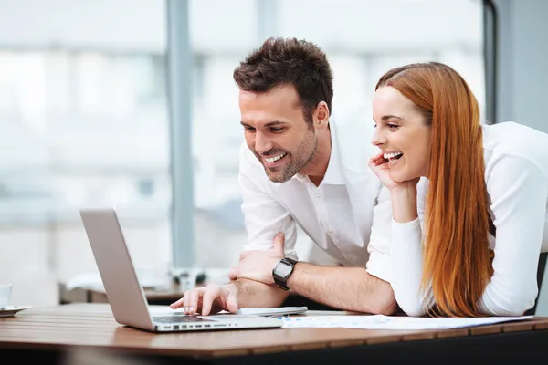 Twee professionals die op zoek op laptop — Stockfoto