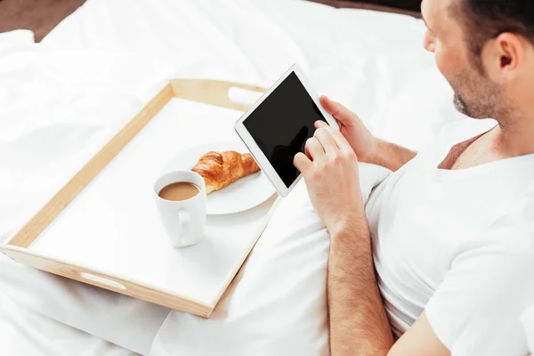 Hombre sosteniendo la tableta y taza de café — Foto de Stock