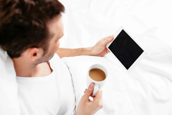 Man holding tablet and coffee cup — Stock Photo, Image