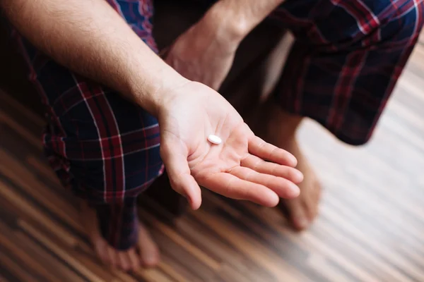 Mann in der Hand einer Pille — Stockfoto