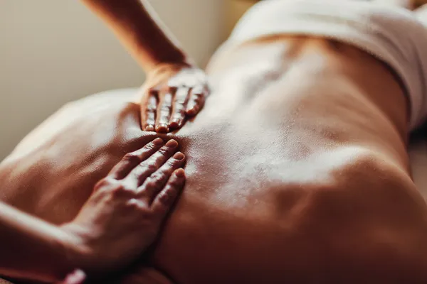 Homem recebendo uma massagem relaxante Fotos De Bancos De Imagens