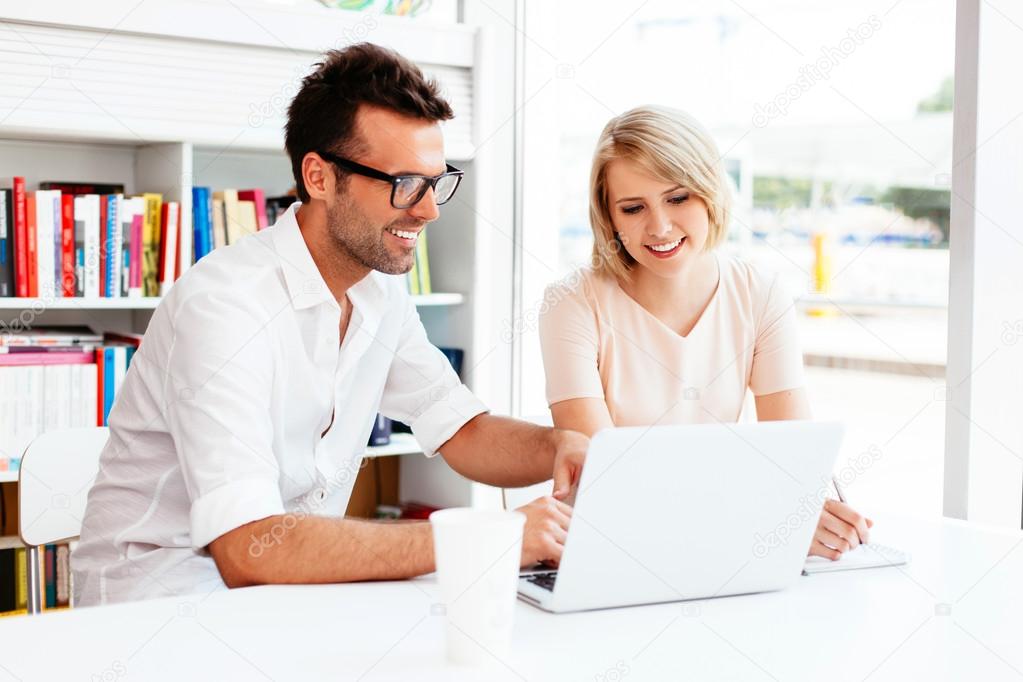 https://st.depositphotos.com/1637787/4777/i/950/depositphotos_47774665-stock-photo-students-discussing-and-using-laptop.jpg