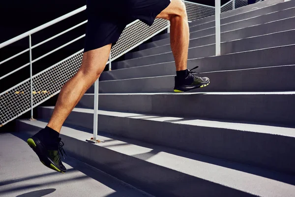 Merdivenlerden Koşarak Çıkan Atletik Bir Adam Koşucu Çalışıyor — Stok fotoğraf