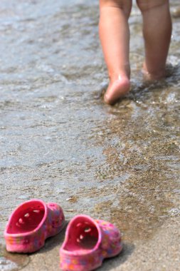 Deniz kıyısında küçük kız