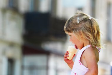 güzel küçük doğasına dondurma ile