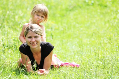 güzel küçük bir kız annesiyle niteliğine