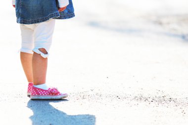 küçük bir kız bacaklar