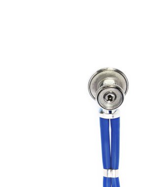 beyaz zemin üzerine stetoskop