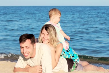 Deniz kıyısında aile