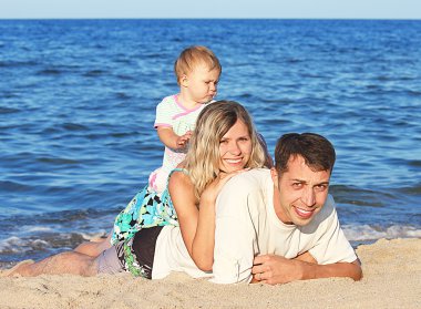 Deniz kıyısında aile