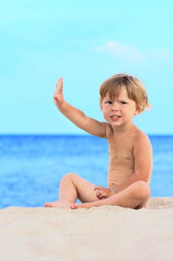 Çocuk deniz kıyısında