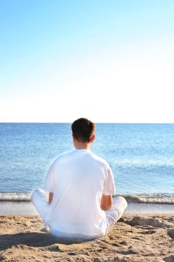 adam deniz kıyısında