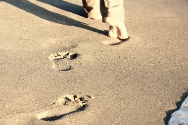 Kumda ayak izleri