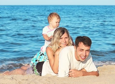 Deniz kıyısında aile