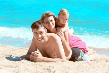 Deniz kıyısında aile