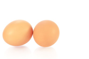Beyaz arkaplanda yumurtalar
