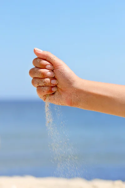 Ruce hraní s pískem — Stock fotografie