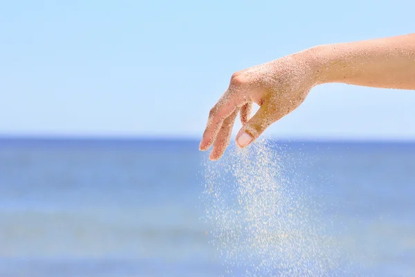 Mãos brincando com areia — Fotografia de Stock