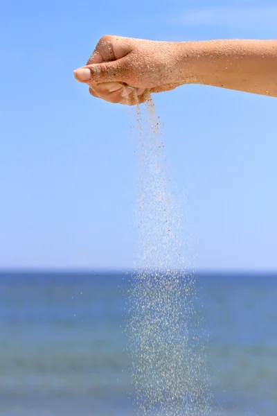 Mãos brincando com areia — Fotografia de Stock