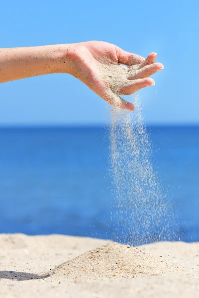 Mãos brincando com areia — Fotografia de Stock