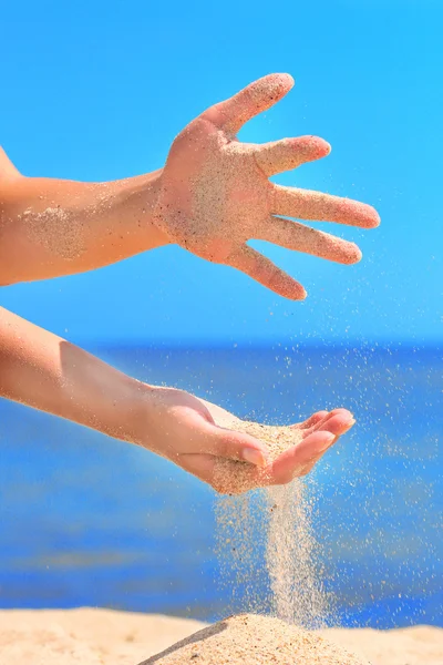 Händer leker med sand — Stockfoto