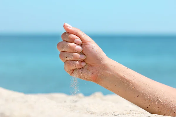La mano derrama la arena —  Fotos de Stock