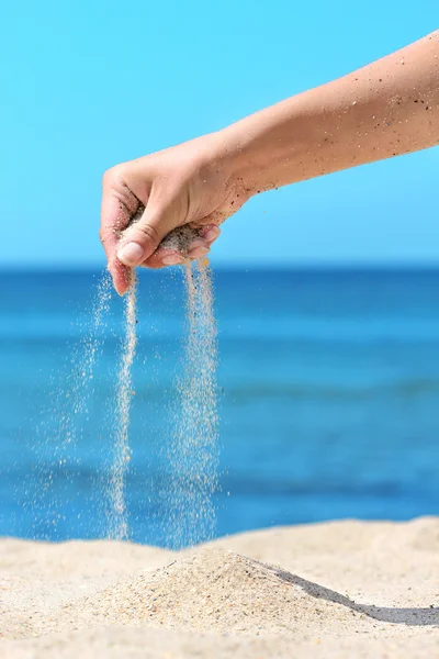 Mãos derramando areia — Fotografia de Stock