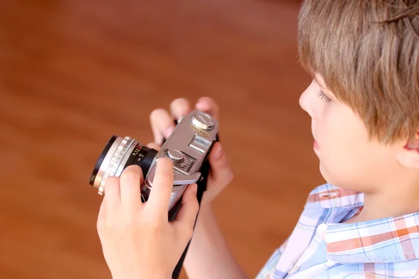 Bambino con una vecchia macchina fotografica — Foto Stock