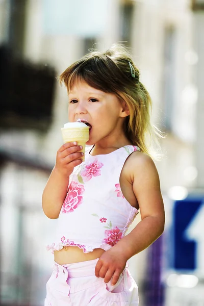 A beautiful little girl — Stock Photo, Image