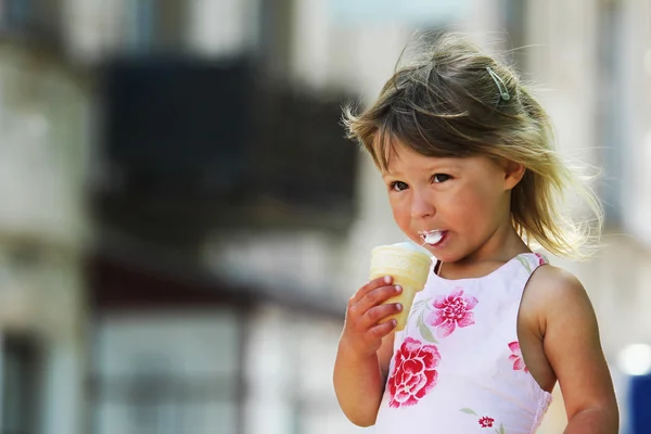 Bello poco sulla natura con gelato — Foto Stock