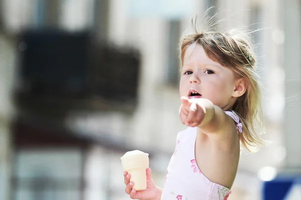 Hermoso poco en la naturaleza con helado — Foto de Stock