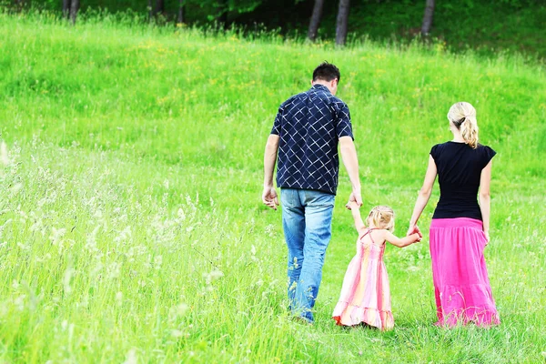 Sahadaki genç bir aile — Stok fotoğraf