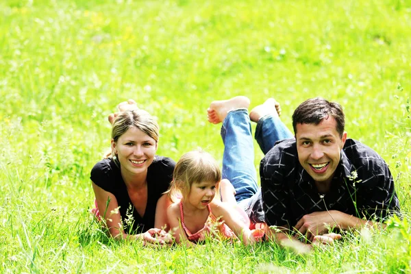 Eine junge Familie auf dem Feld — Stockfoto