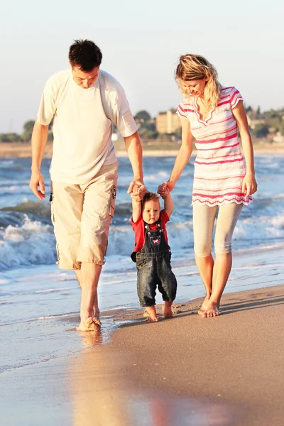 Une jeune famille sur la plage — Photo