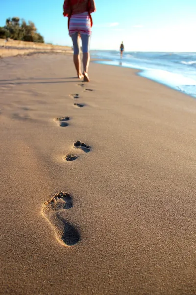Ребенок ходит по песчаному пляжу — стоковое фото