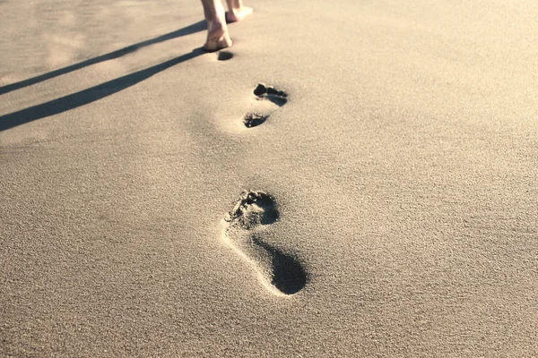 Kind lopen op een zandstrand — Stockfoto