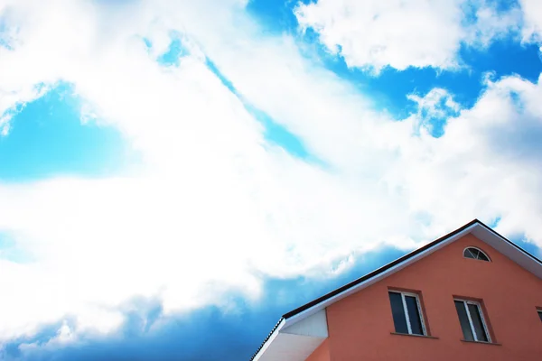 Дом и небо — стоковое фото