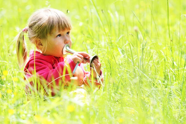 Pequeno bonito na natureza — Fotografia de Stock