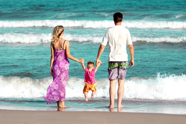 Family on the shore of the sea — Stock Photo, Image
