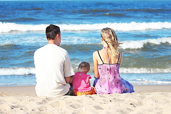 Famiglia sulla riva del mare — Foto Stock