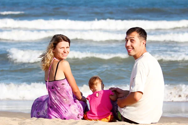海の海岸に家族 — ストック写真