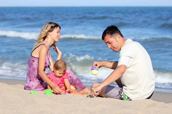 Familjen på stranden av havet — Stockfoto