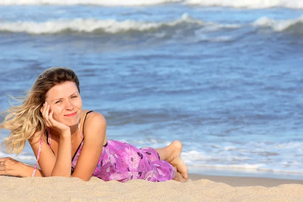 Giovane bella donna sulla riva del mare — Foto Stock