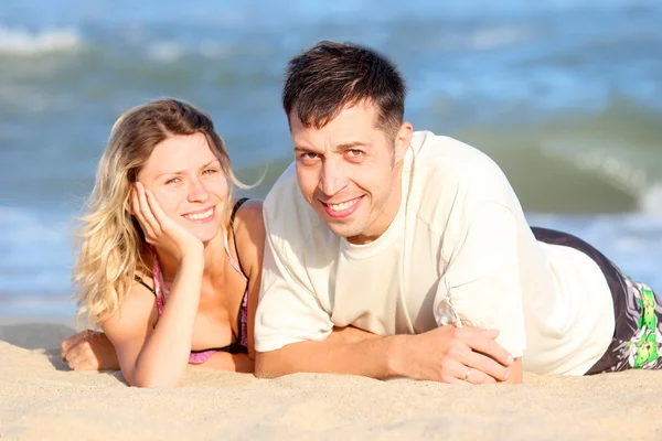 Couple on the shore of the sea — Stock Photo, Image