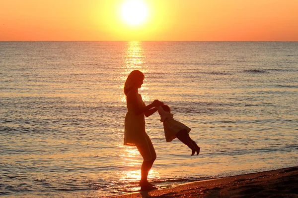 母亲与婴儿岸边的海 — 图库照片