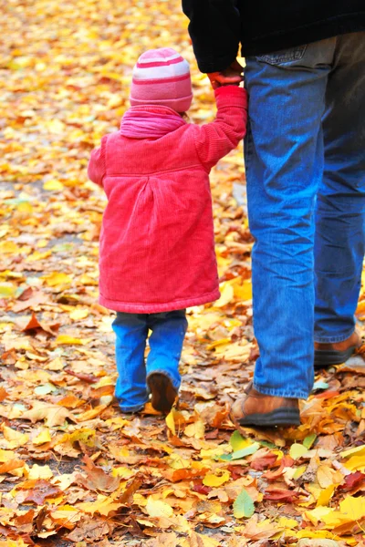 En vacker liten flicka i naturen — Stockfoto