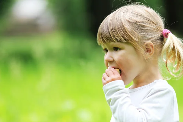 Vacker liten flicka — Stockfoto