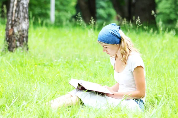 Young girl reads the Bible — Stock Photo, Image