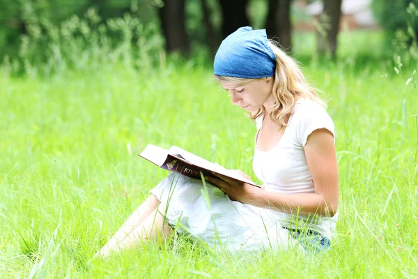 Young girl reads the Bible — Stock Photo, Image